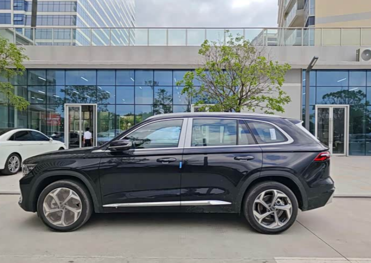 Geely Monjaro сзади — полный привод, 2.0T, 238 л.с.