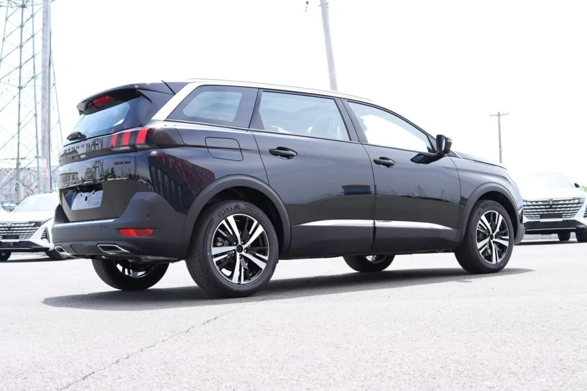 Peugeot 5008 в профиль — боковая линия кузова с надписью 5008 на заднем крыле