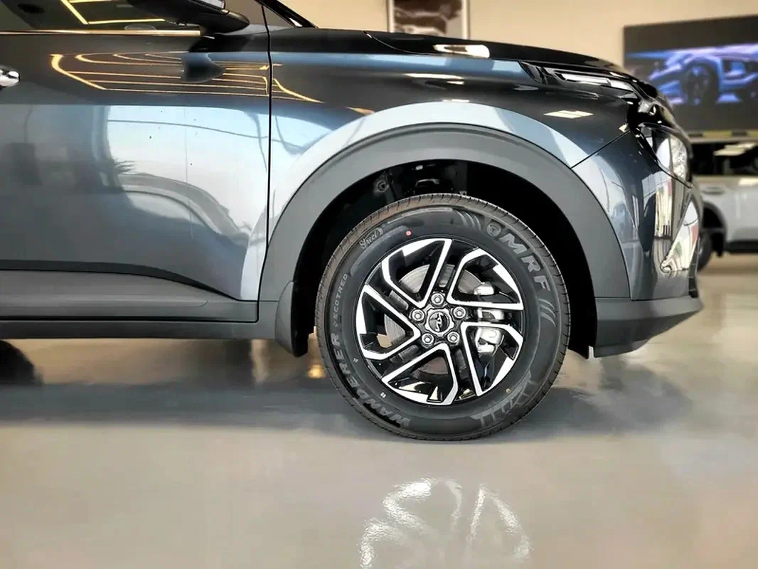 Салон Kia Carens — три ряда сидений, передняя панель с цифровой приборной группой