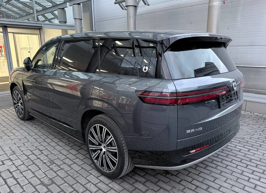 Denza N9 — флагманский гибридный кроссовер с тремя моторами и 500 л.с.