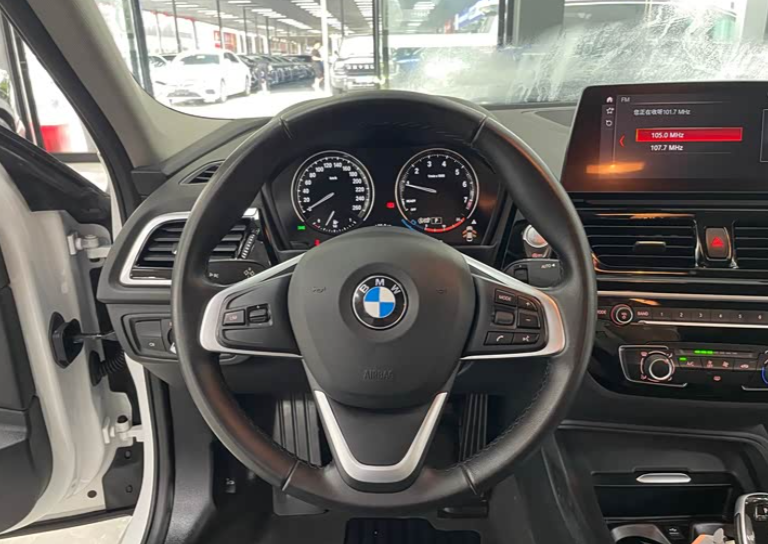Руль BMW 1 Series Sedan — фирменный логотип BMW, аналоговые круглые приборы с цифровым дисплеем по центру