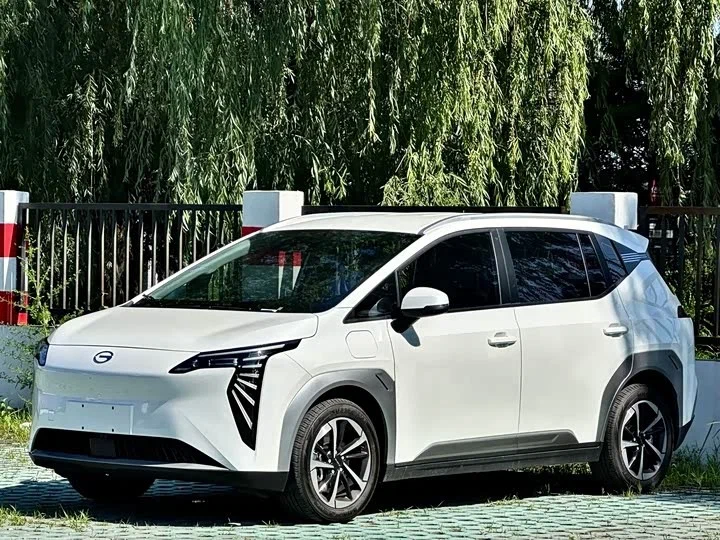 GAC Aion Y Plus спереди — закрытая панель электромобиля, логотип GAC