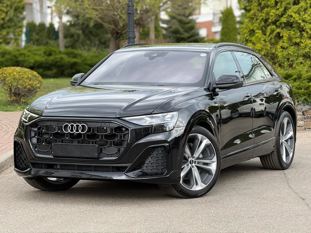 Audi Q8 (бензин) — фирменные кольца Audi на массивной решётке радиатора