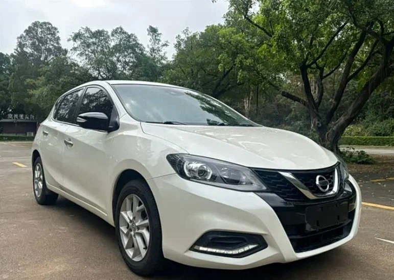 Салон Nissan Tiida — вариатор, мотор 1.6 на 126 л.с.