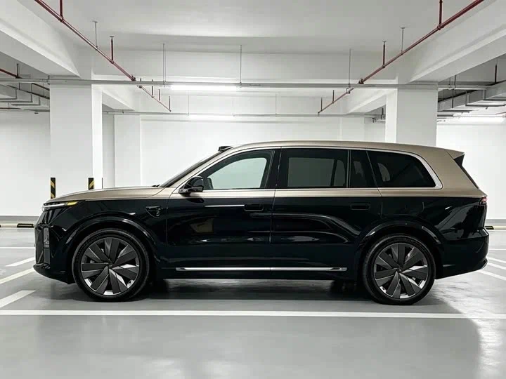 Li Auto L9 сзади — узнаваемая световая полоса на всю ширину кормы