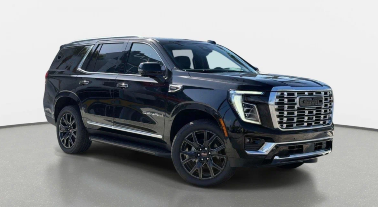 GMC Yukon Denali спереди — фирменная решётка радиатора GMC с крупным шильдиком, от 11 900 000 ₽ под ключ из США