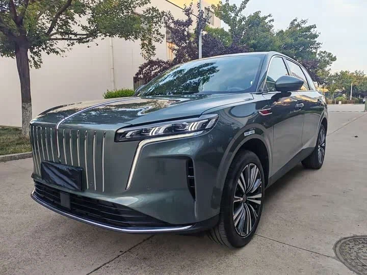 Hongqi HS6 спереди-сбоку: тот же язык дизайна, что у представительских седанов марки, в кузове кроссовера