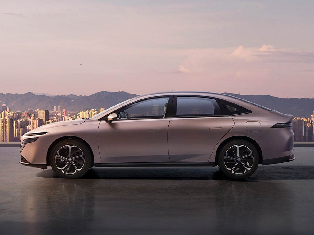 Nissan N6 сбоку — силуэт седана с покатой крышей, характерной для электромобилей и EREV