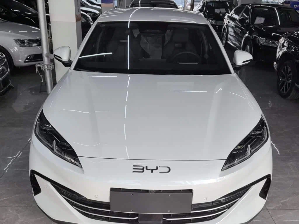 BYD Seal 06 EV спереди — закрытая панель электромобиля без решётки радиатора