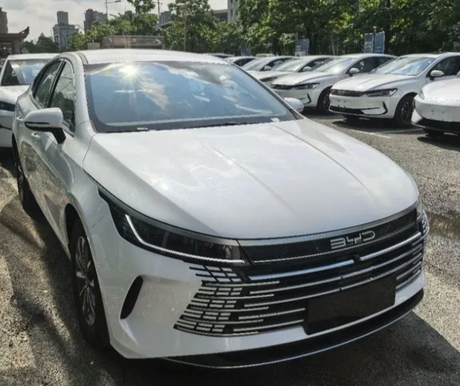 BYD Destroyer 05 — седан на технологии DM-i, вид спереди