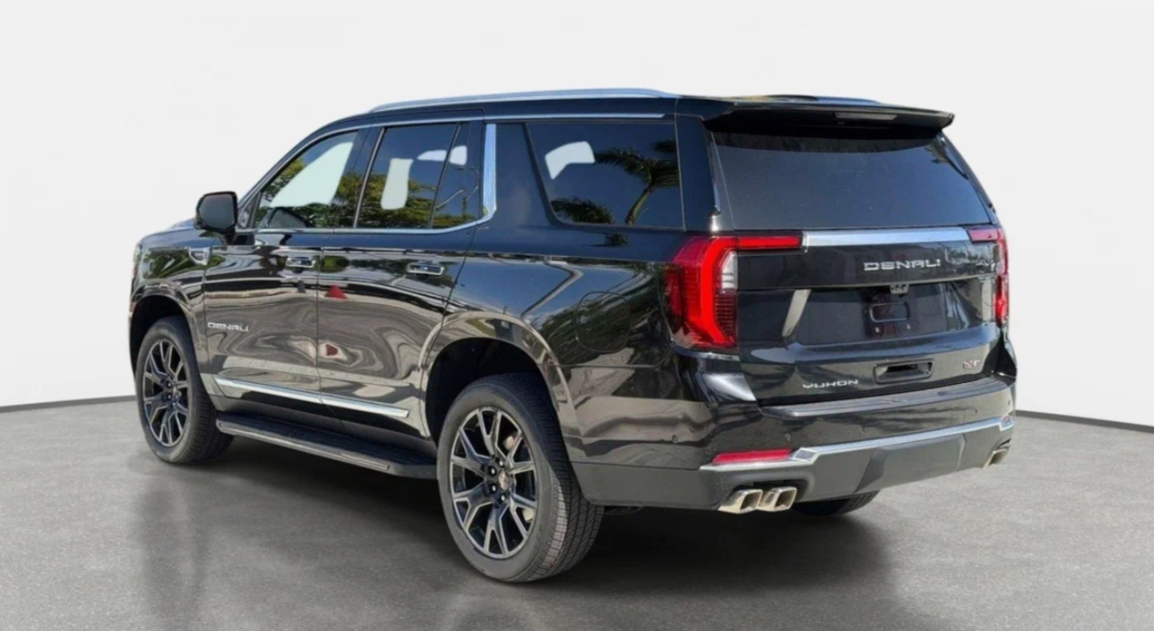 Профиль и корма Yukon Denali: шильдик DENALI на задней стойке и крышке багажника — топовая комплектация, а не отдельная модель