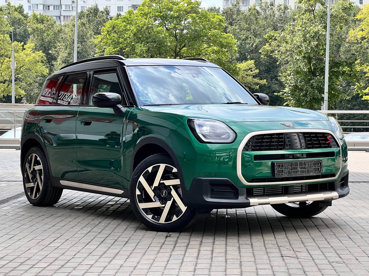 Фирменный дизайн салона MINI Countryman: круглый центральный экран и узнаваемая эргономика