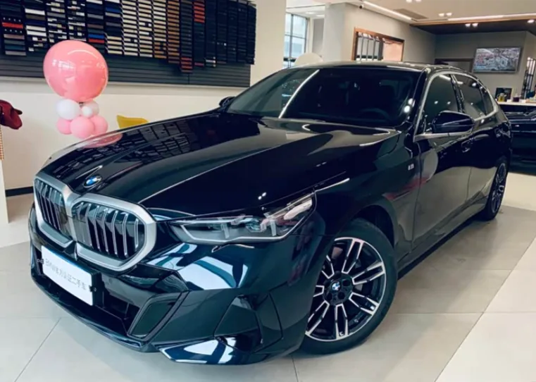 BMW 5-series, 2025
