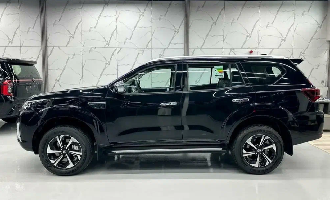 Салон Nissan Terra — комплектация с автоматической коробкой и полным приводом