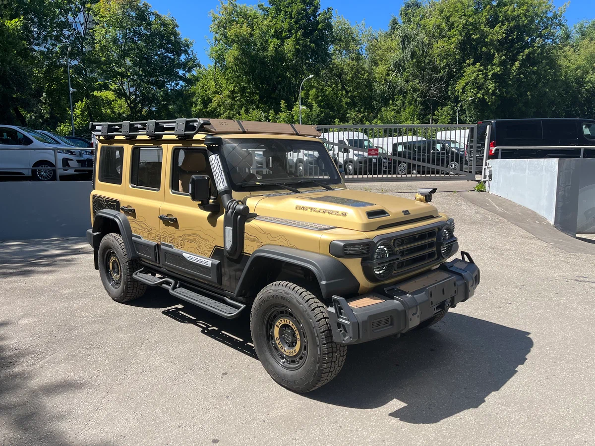 Профиль BAIC 212 — круглые фары и плоский капот цитируют облик военного BJ212