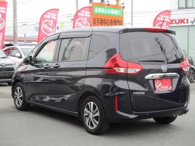 Салон Honda Freed: передние сиденья и приборная панель