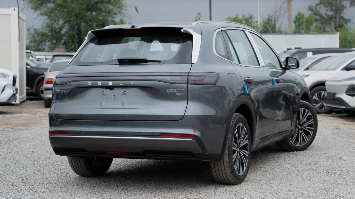 Салон Geely Starship 7 — гибридный кроссовер на архитектуре EM-i