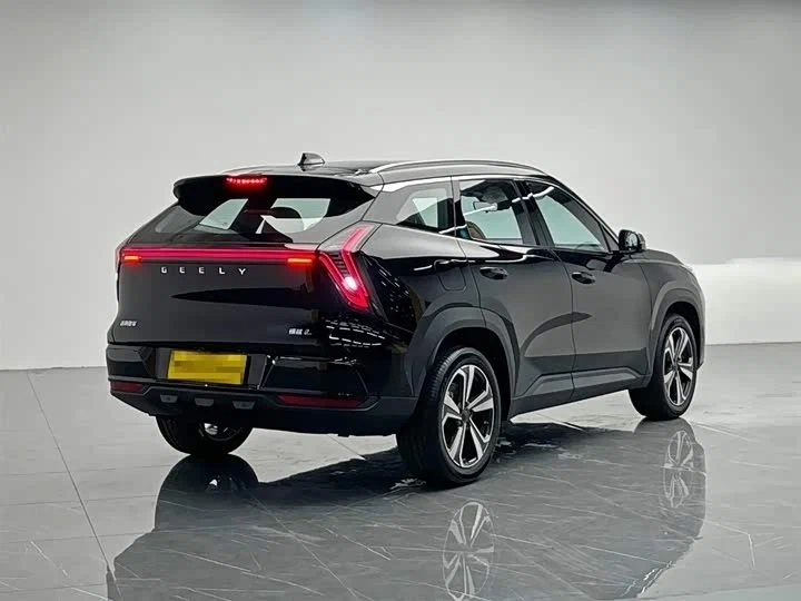 Geely Boyue L — кузов длиннее и выше, чем у младшей Boyue Cool
