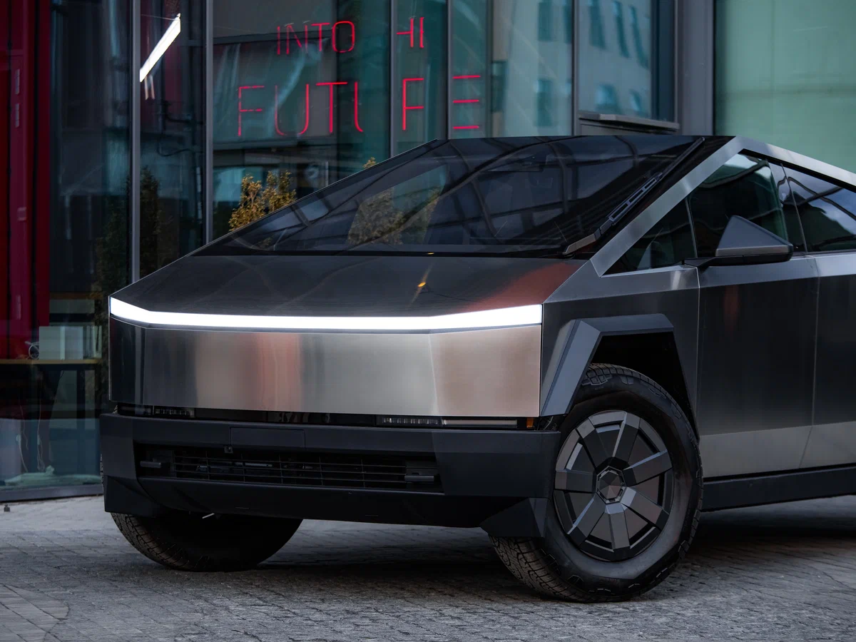 Tesla Cybertruck сбоку — версия Cyberbeast, три мотора, около 630 кВт (845 л.с.)