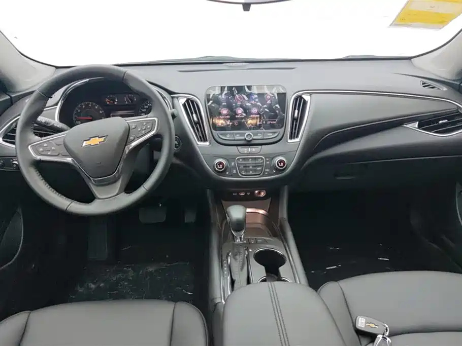 Салон Malibu XL — фирменный шевроновский руль и мультимедиа на центральной консоли