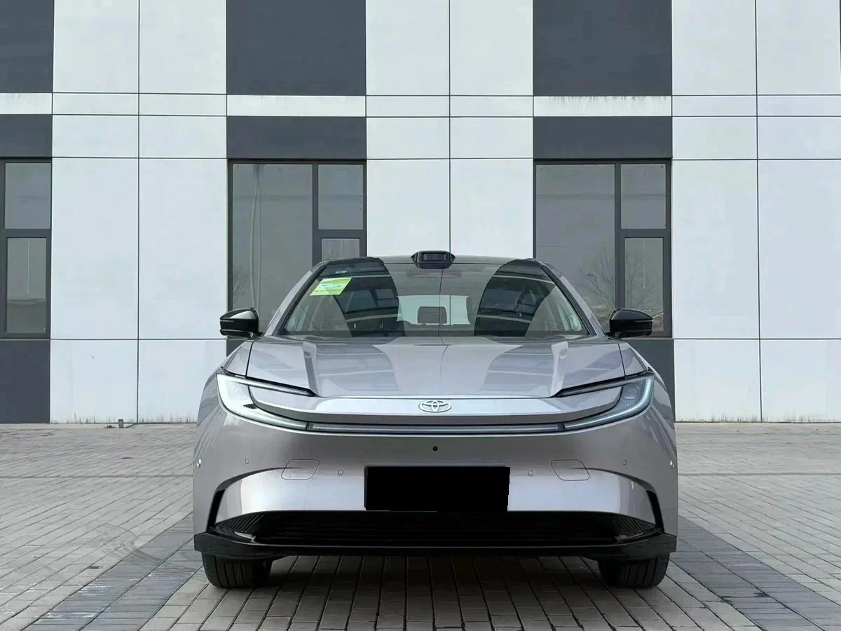 Салон Toyota bZ5: передний привод, мотор 200 кВт