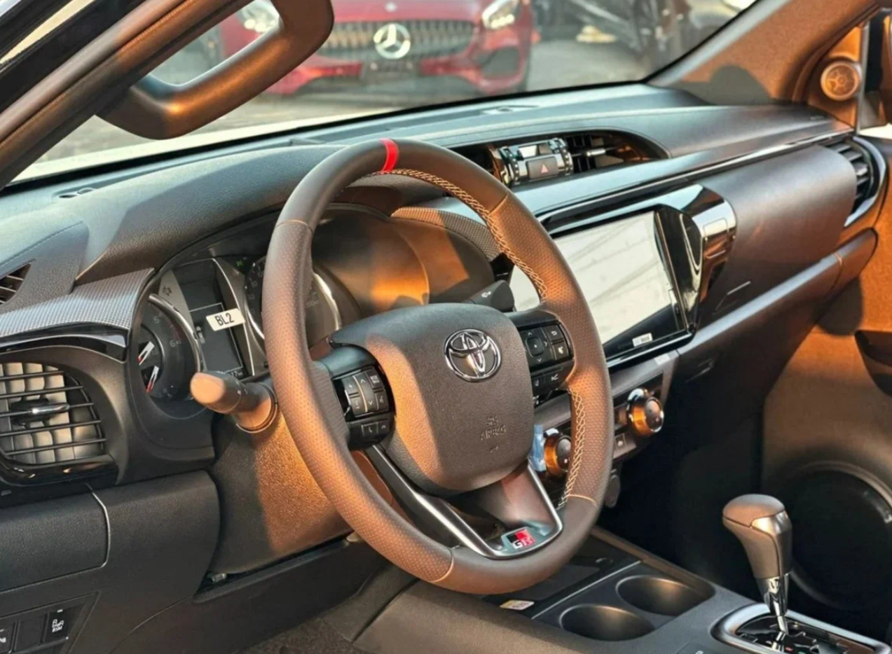 Toyota Hilux 2026 — грузовая платформа двойной кабины, от 5 490 000 ₽ под ключ