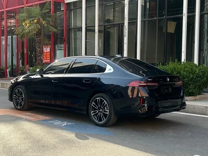 BMW 520Li — заднеприводная версия для китайского рынка, удлинённая база, 190 л.с.