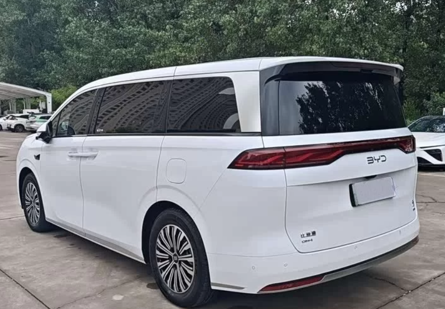 BYD Xia сзади — сплошная задняя оптика, двойные сдвижные двери
