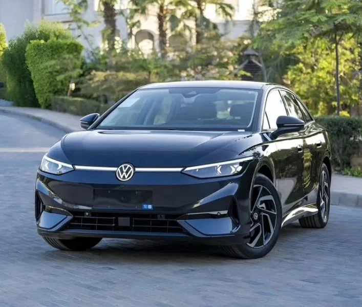 Volkswagen ID.7 — вид спереди, хорошо виден фирменный шильдик VW на решётке без радиаторной маски