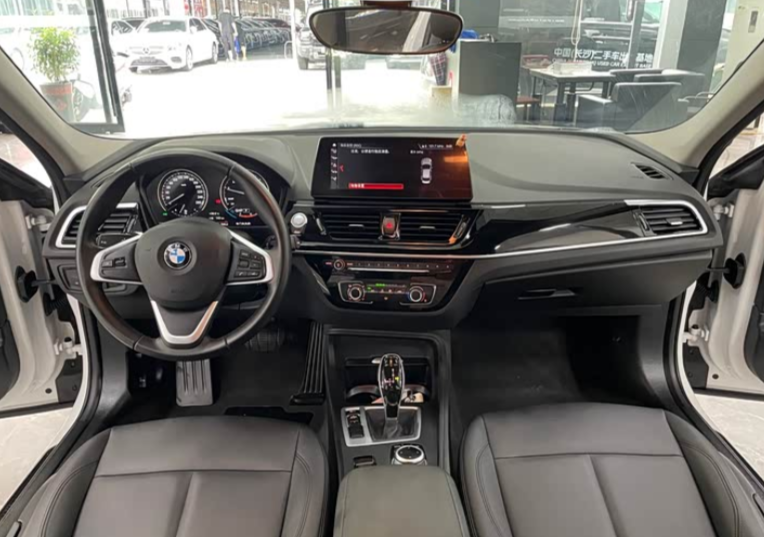 Передняя панель и центральная консоль BMW 1 Series Sedan — экран мультимедиа, классический селектор АКПП
