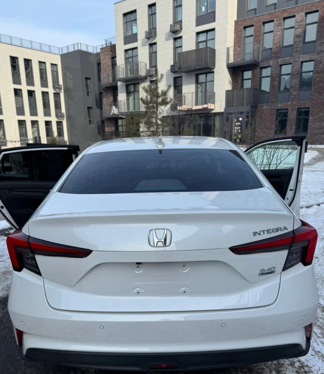 Honda Integra сзади — фирменный логотип Honda и название модели на крышке багажника, рядом маркировка турбомотора