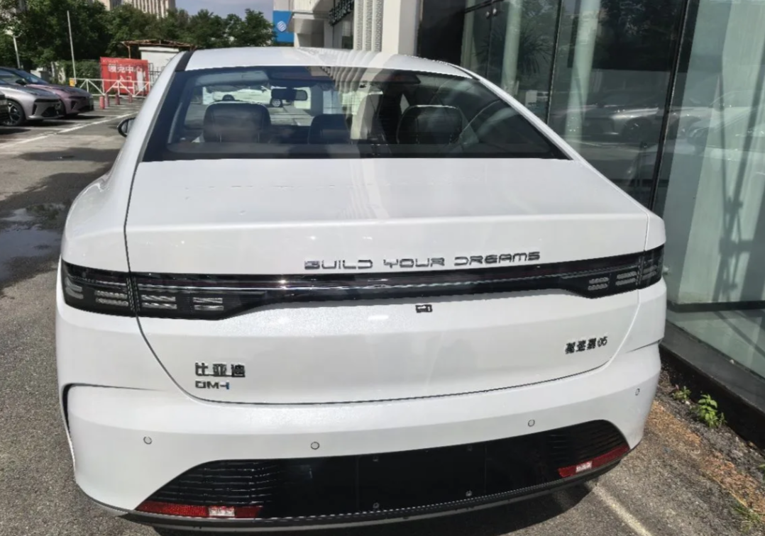 Салон BYD Destroyer 05 — гибридная установка DM-i