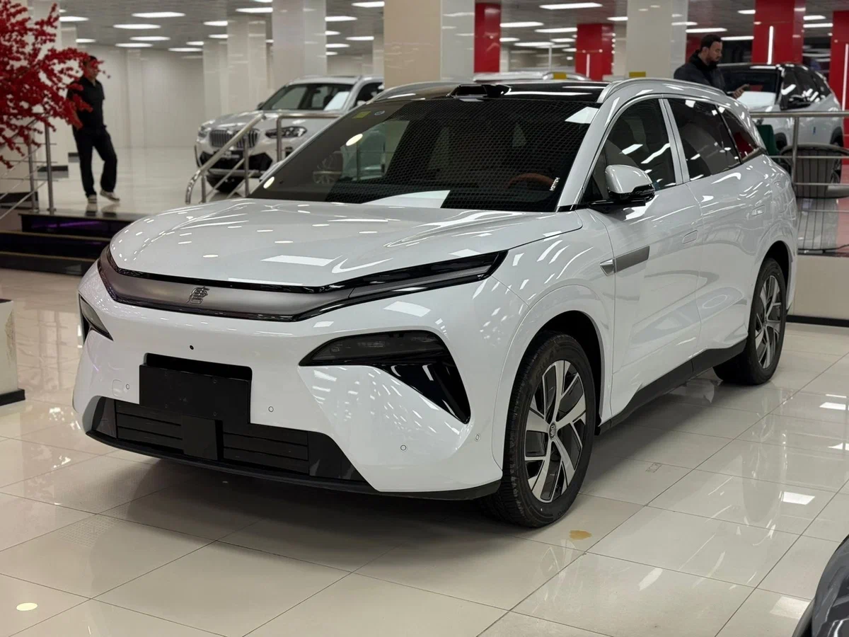 Салон Tang L — семь мест по схеме 2+3+2
