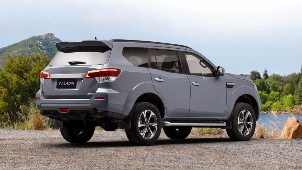 Dongfeng Paladin сзади — классическая компоновка кузова с запасным колесом под днищем или в багажнике