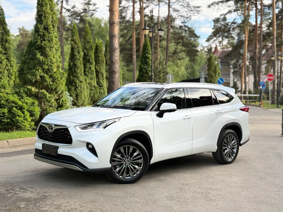 Toyota Highlander 2026 в белом цвете — машина из нашего каталога, китайская сборка GAC-Toyota