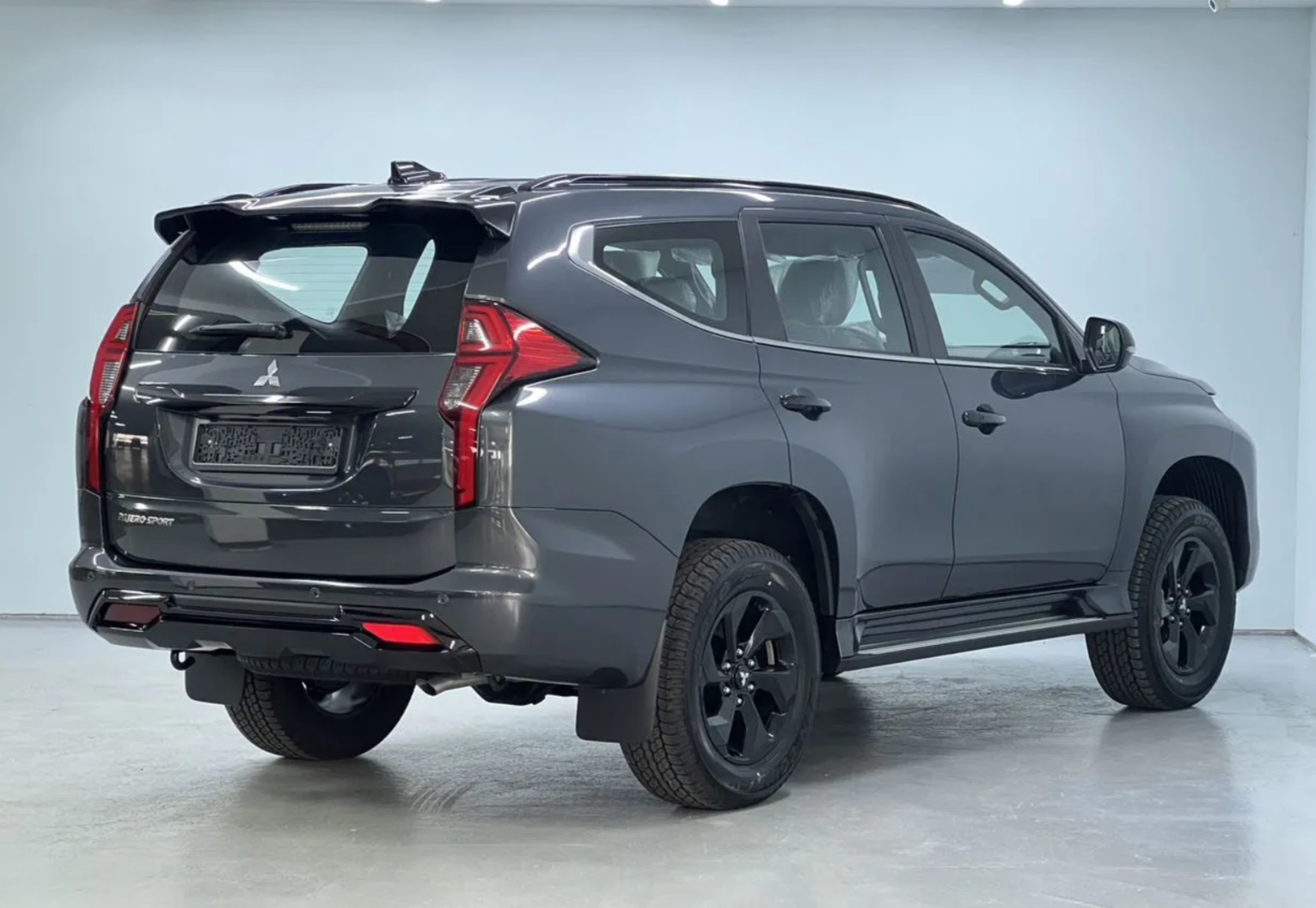 Pajero Sport сзади — классический рамный силуэт, запаска на пятой двери