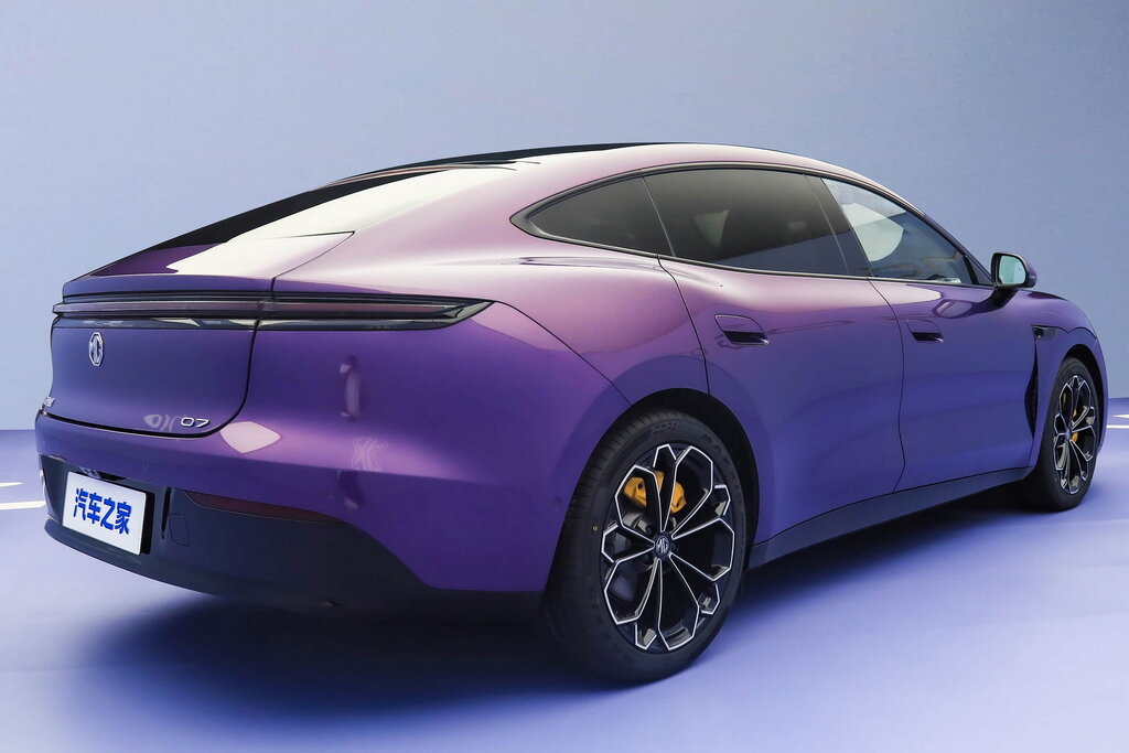 MG7 сзади — покатая линия крыши фастбэка и сплошная светодиодная оптика