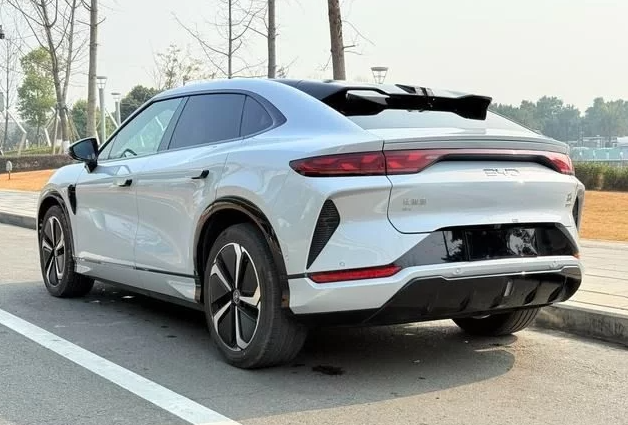 BYD Song L EV — топ линейки: полный привод и запас хода до 662 км