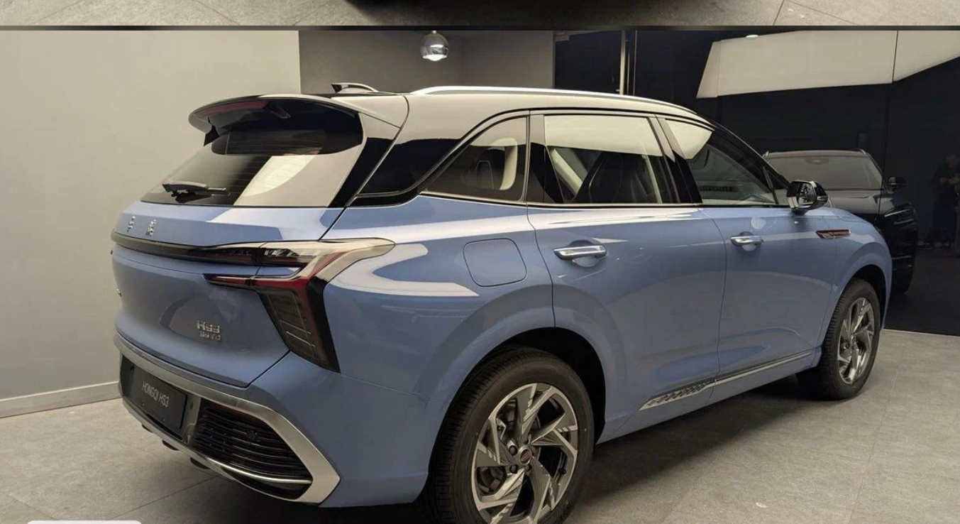 Hongqi HS3 — вид спереди, фирменная решётка радиатора марки