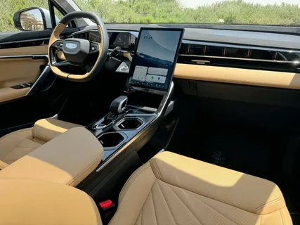 Geely Starray — вид спереди, узкая головная оптика