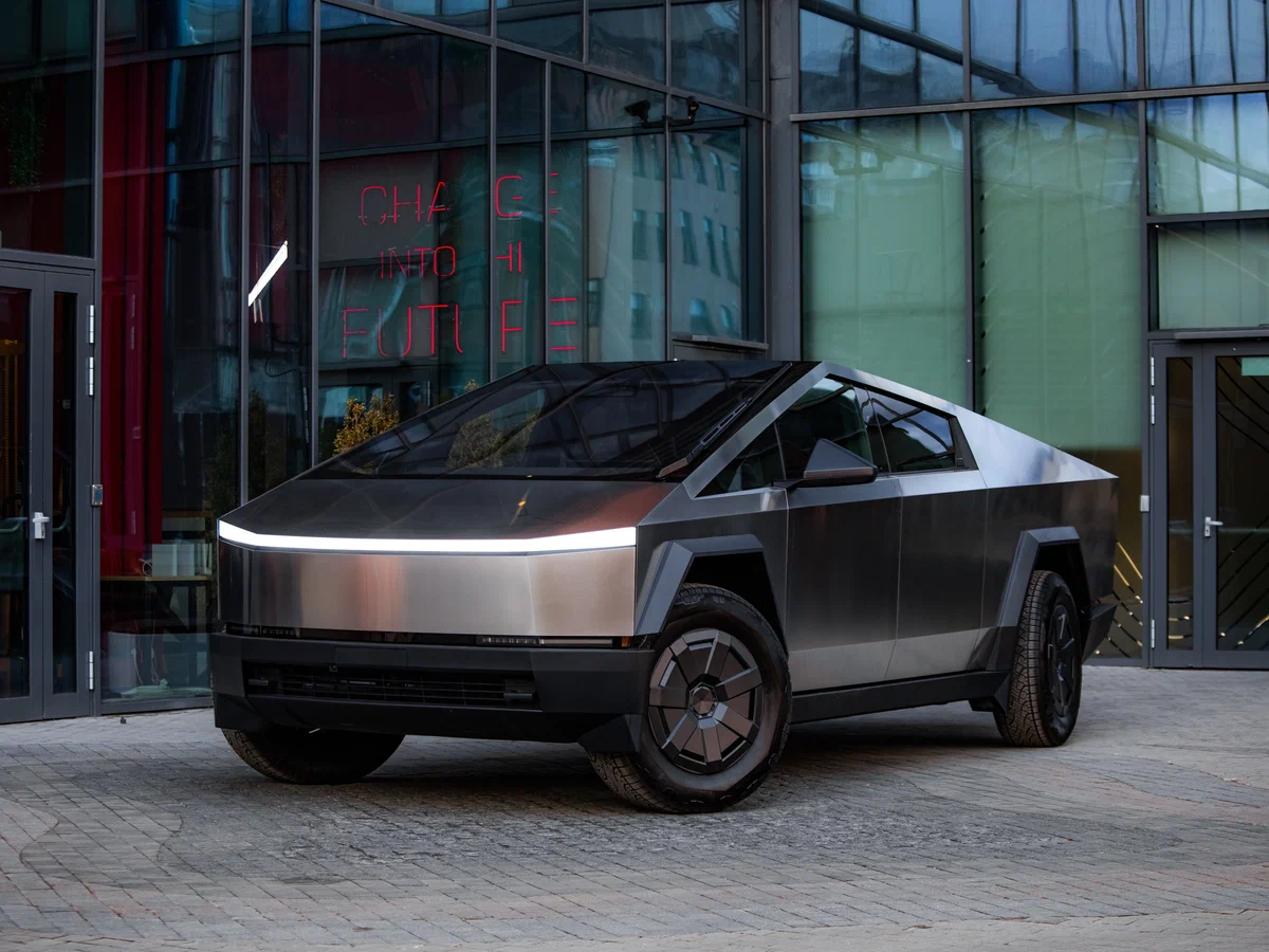 Tesla Cybertruck — кузов из нержавеющей стали, от 11 890 000 ₽ под ключ