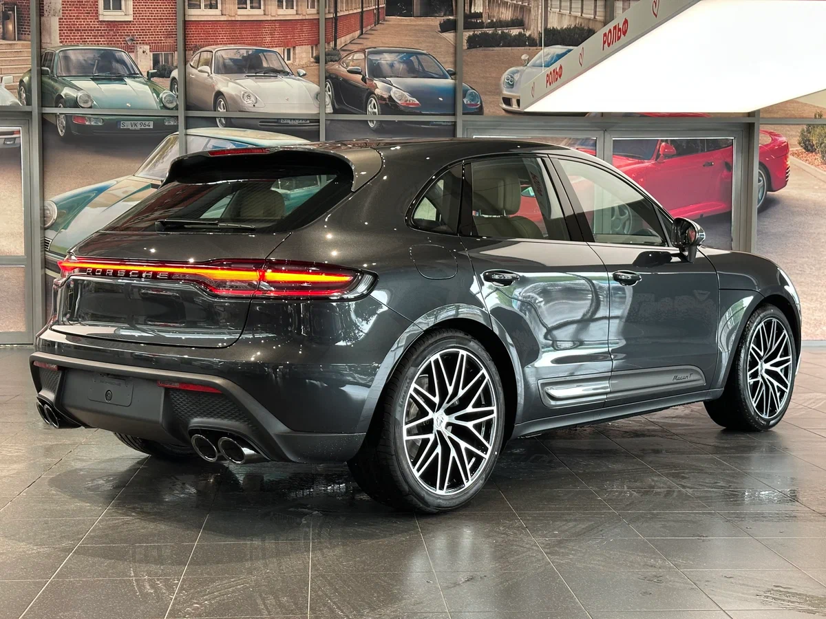 Porsche Macan Electric в профиль — тот же кузов, что у бензиновой версии, другая платформа под ним