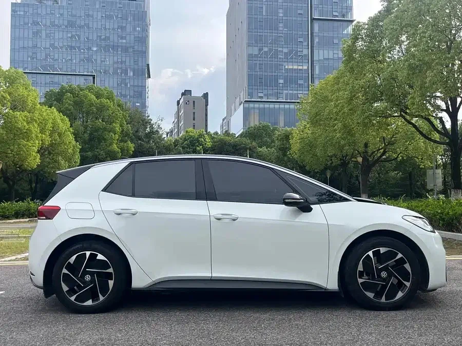 Volkswagen ID.3 — профиль хэтчбека на платформе MEB, короткие свесы, длинная колёсная база