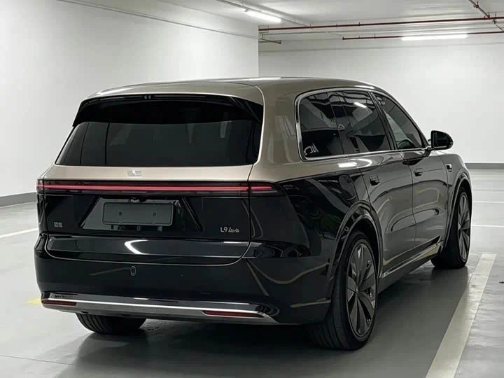 Салон Li Auto L9 — три ряда сидений, крупные экраны на передней панели