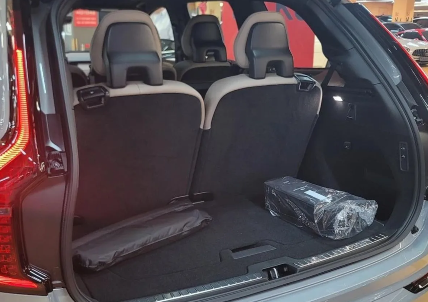 Третий ряд и багажник Volvo XC90 — машина реально семиместная