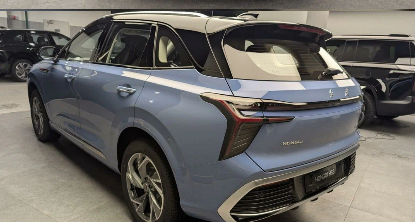Hongqi HS3 — салон и передняя панель