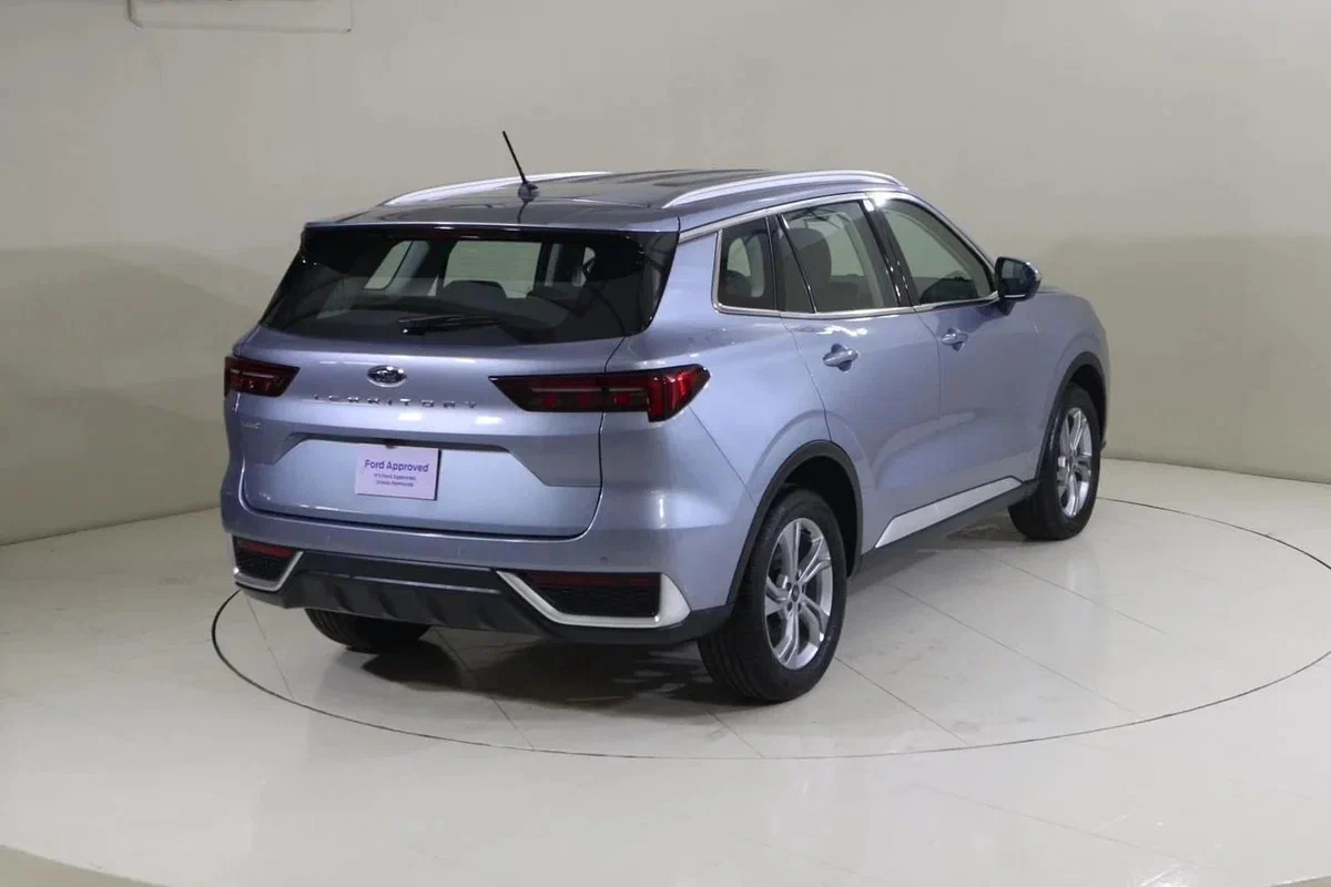 Ford Territory сзади: сквозной фонарь и надпись TERRITORY на двери багажника
