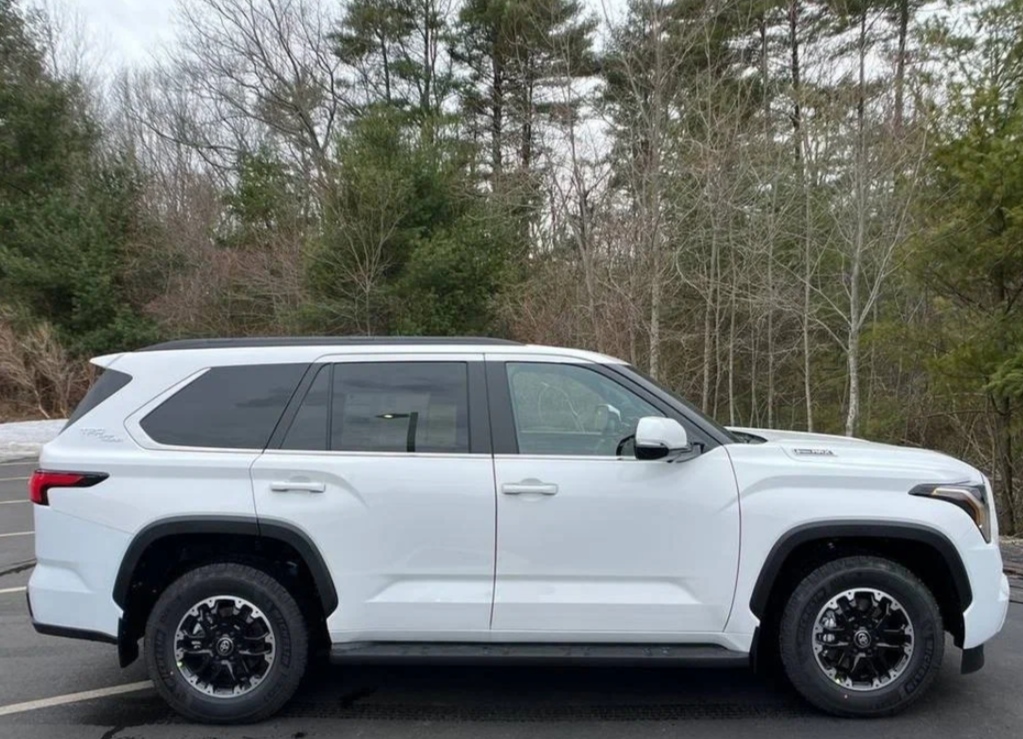Салон Toyota Sequoia Limited — комплектация между базовой SR5 и топовыми TRD Pro и Capstone