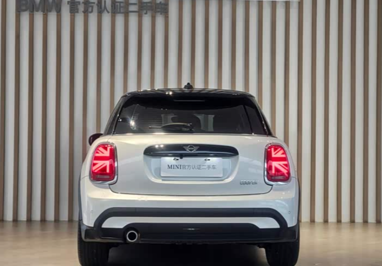 MINI Hatch сзади — тот же экземпляр из нашего каталога