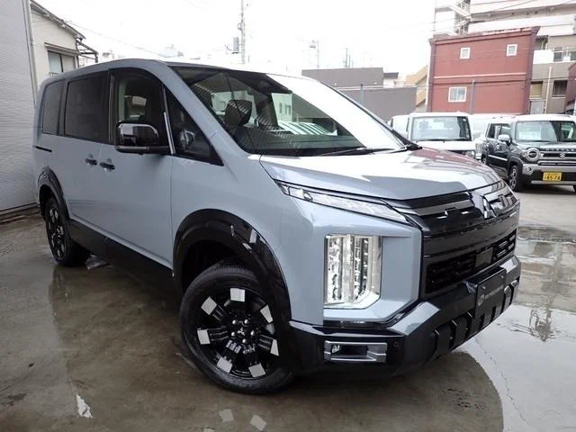 Высокий клиренс и полный привод Super All Wheel Control — редкость для минивэна